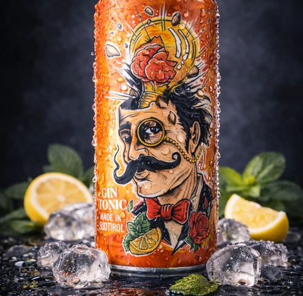 GINius Gin Tonic Dose in Orange mit mustachioed Gentleman-Illustration und Zitronen auf Eis